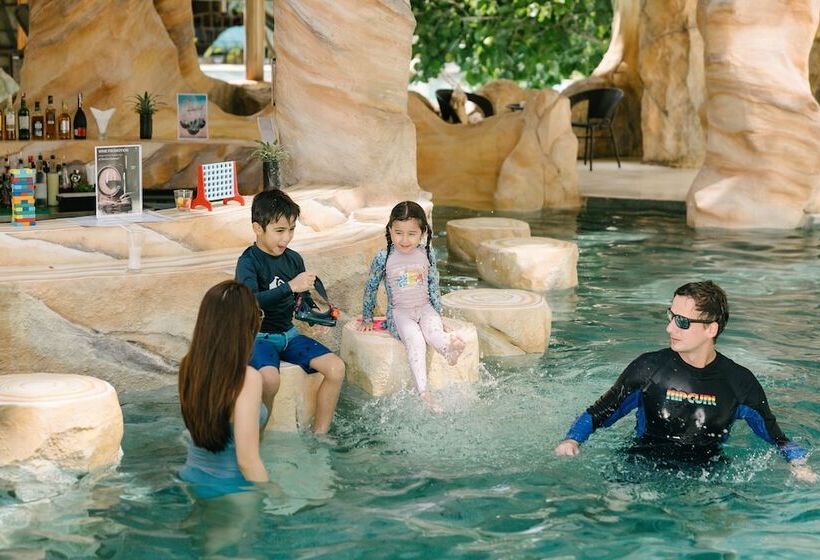 هتل Phuket Emerald Beach Resort