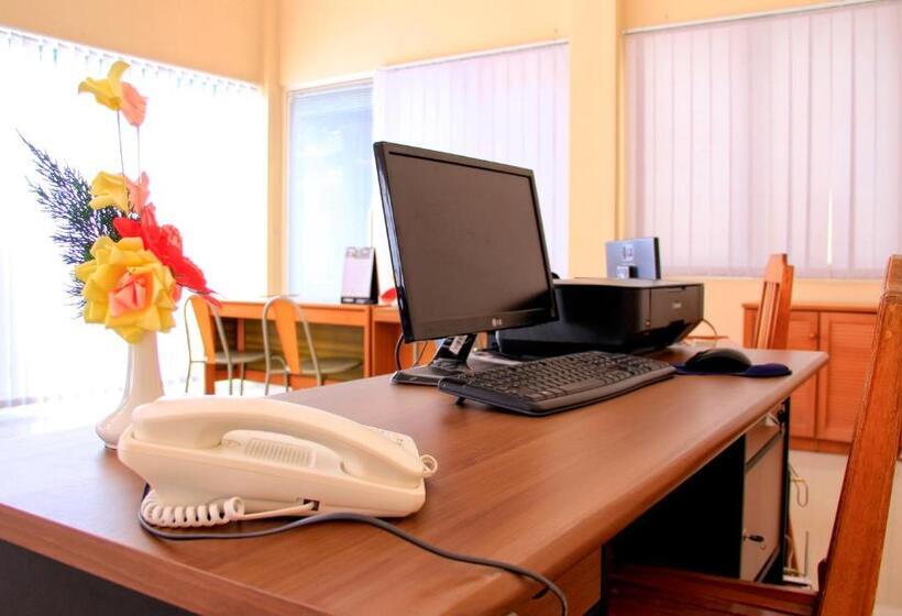 هتل Amazing Beach Resort Palu