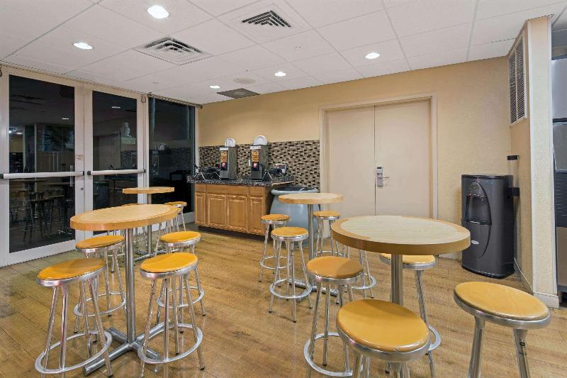 Отель La Quinta Inn & Suites By Wyndham Sunrise