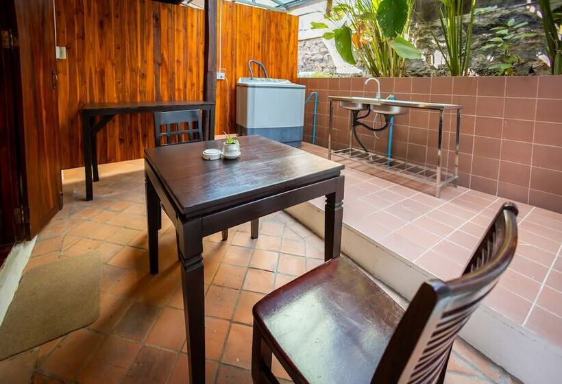 پانسیون Villa Khili Namkhan