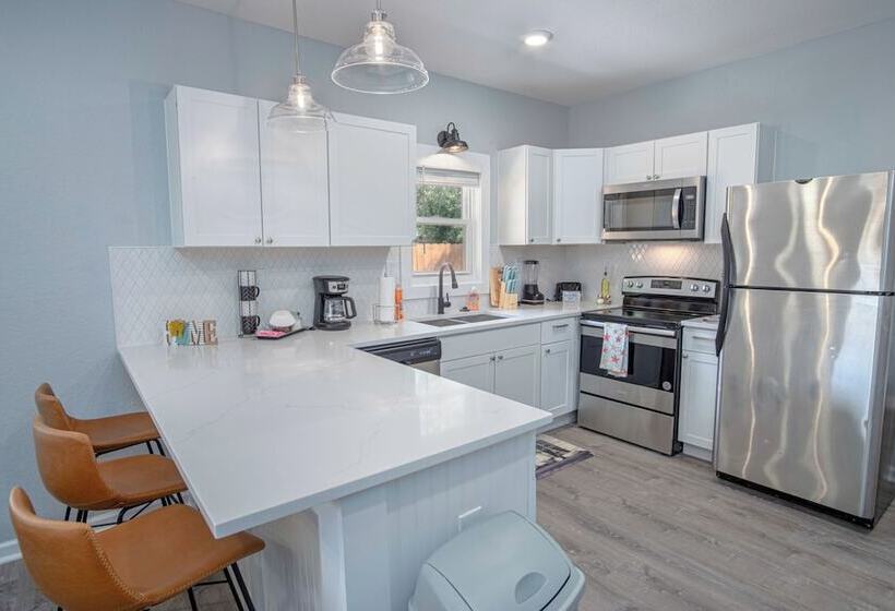 Delightfully Renovated 4 Br/2 Ba Near Dt Riverwalk