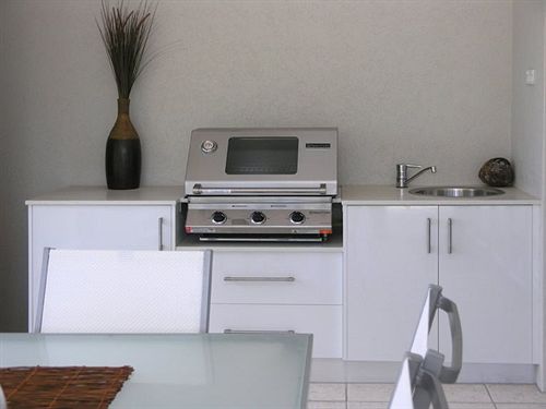 酒店 Island Views Beachfront Apartments