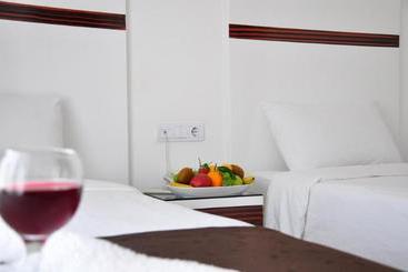 Fotos del hotel Lara Atalla:  8