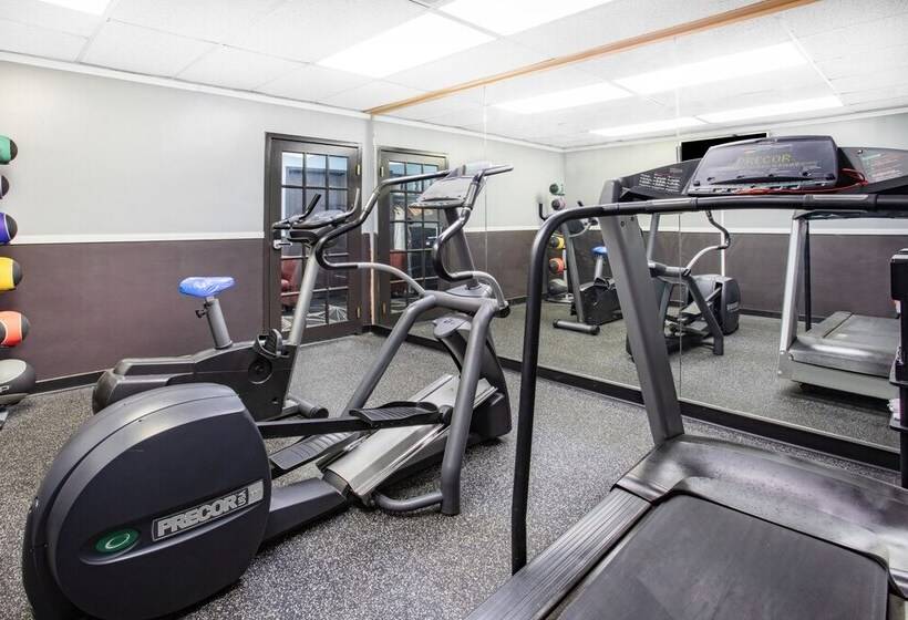 ホテル Travelodge By Wyndham Livonia Canton Novi Detroit Area