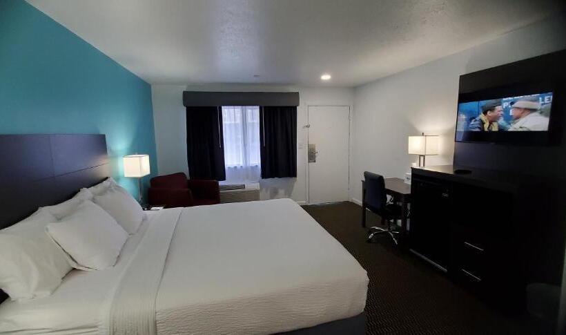 ホテル Travelodge By Wyndham Livonia Canton Novi Detroit Area