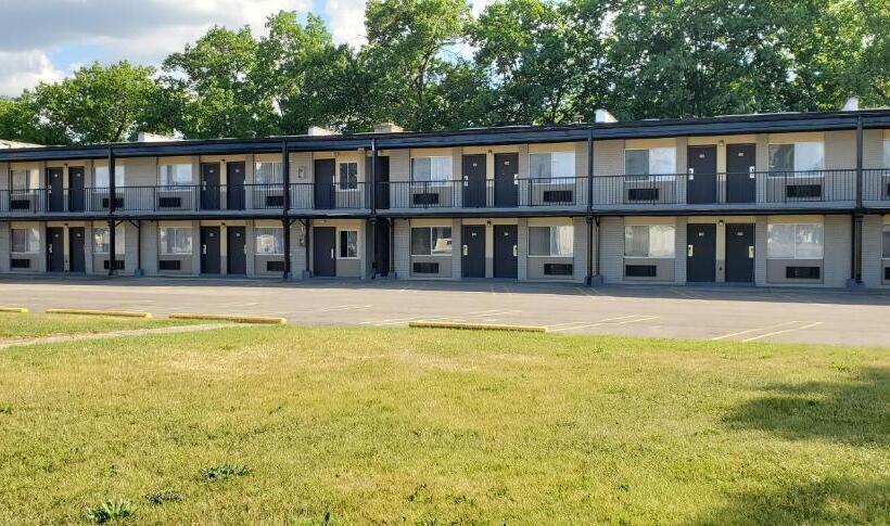 ホテル Travelodge By Wyndham Livonia Canton Novi Detroit Area