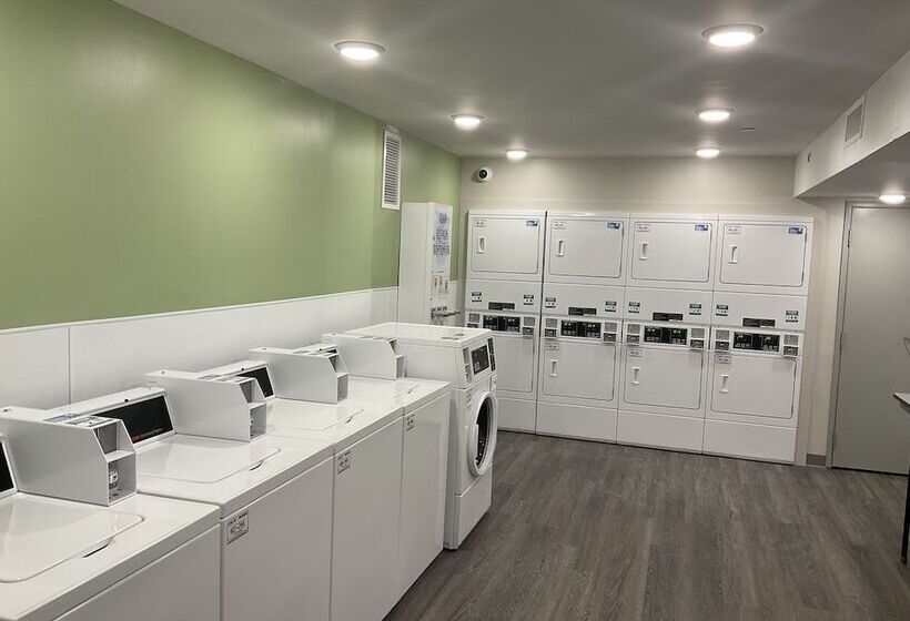 בית מלון כפרי Woodspring Suites Dearborn   Detroit