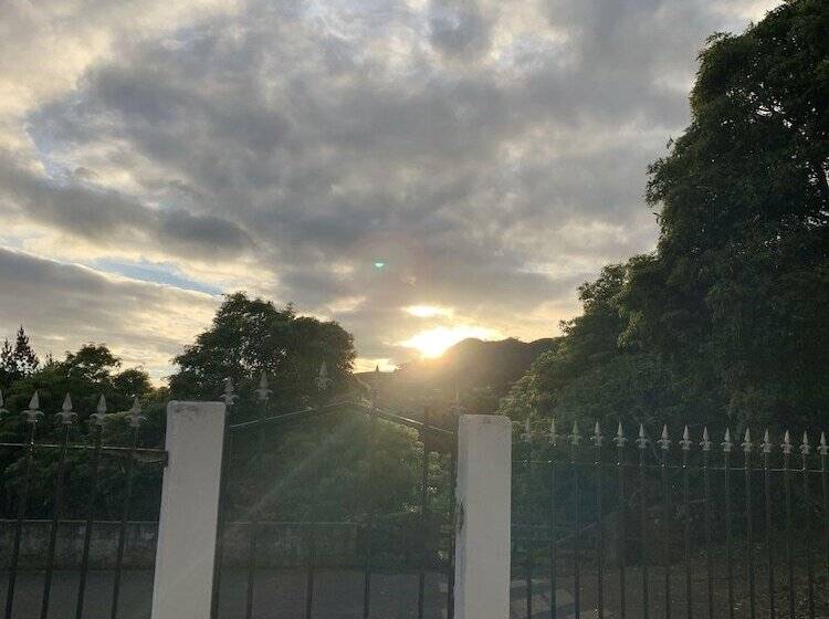 إقامة Charming 3 Bed House