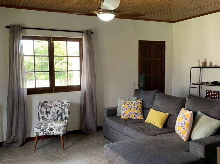 إقامة Charming 3 Bed House