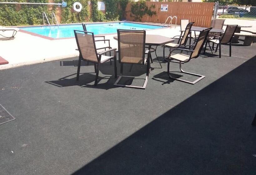 Town House Motel & Pool Near Mt. Rushmore