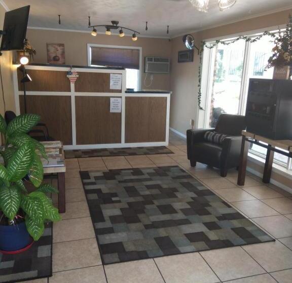 Town House Motel & Pool Near Mt. Rushmore