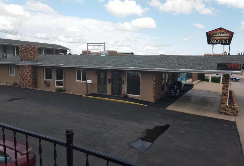 Town House Motel & Pool Near Mt. Rushmore