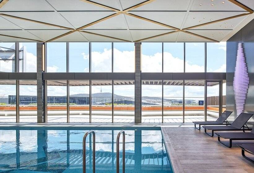 هتل Meriton Suites Canberra