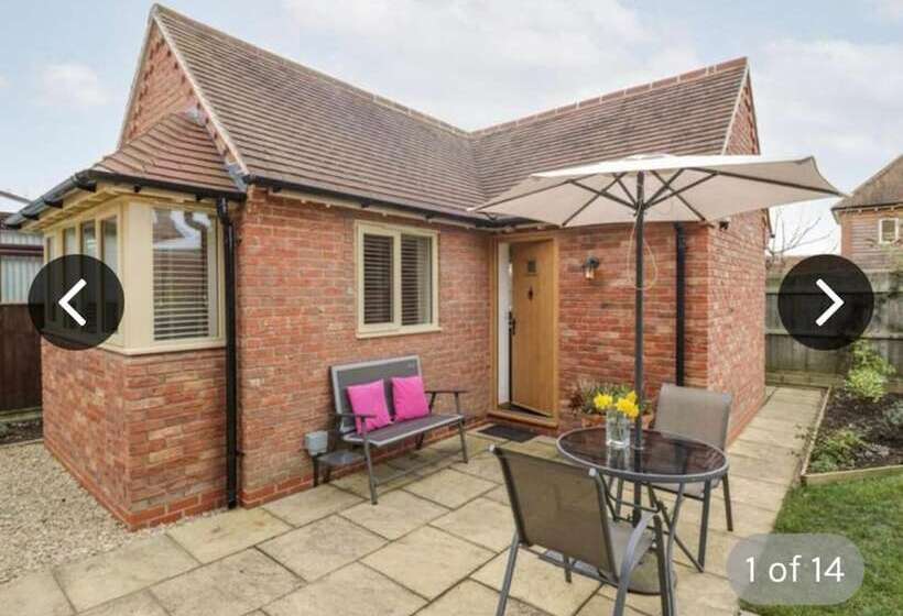 住所  The Lodge At Bredon S Norton