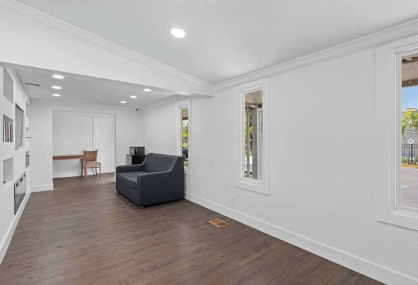 Отель Travelodge By Wyndham Kissimmee/orlando