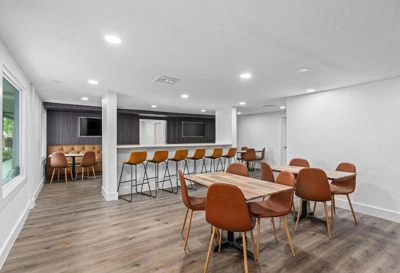 Отель Travelodge By Wyndham Kissimmee/orlando