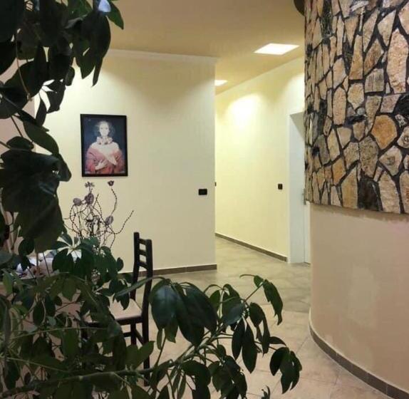 تختخواب و صبحانه Antik