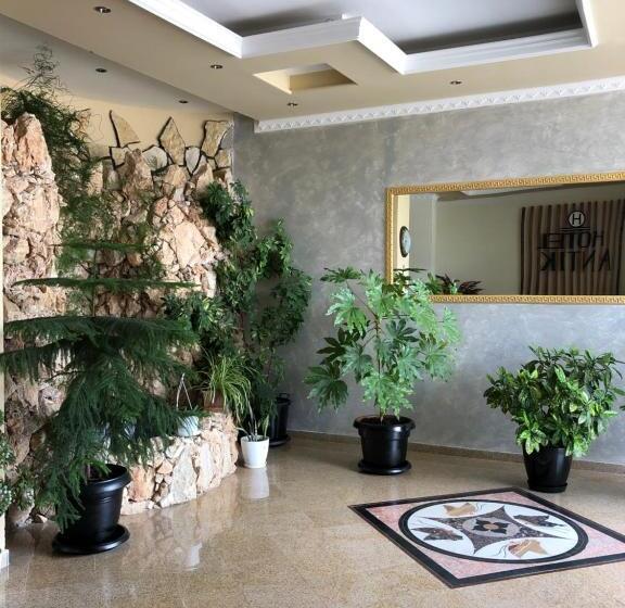 تختخواب و صبحانه Antik