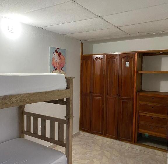 تختخواب و صبحانه Aurelia Compartida Hospedaje