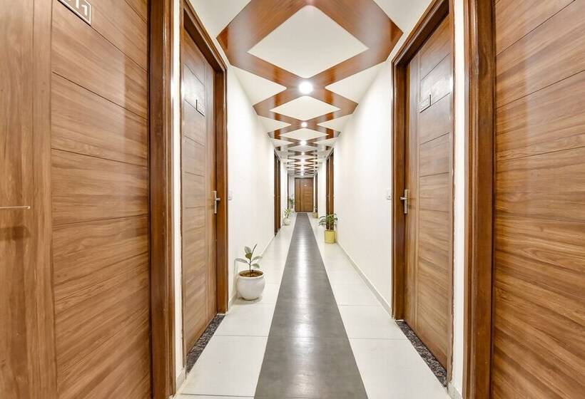 Fabhotel Royal City