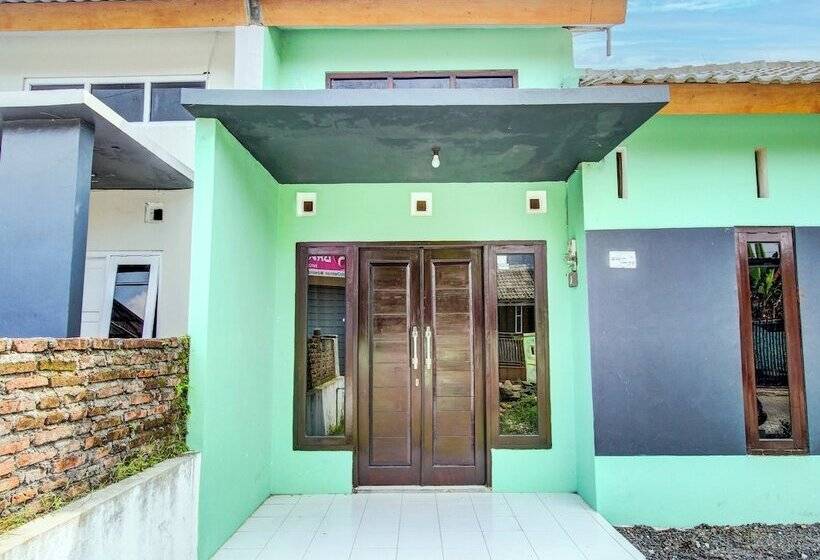 فندق Spot On 92490 Casa Homestay Syariah