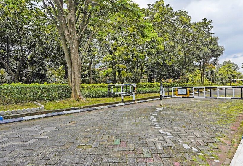ホテル Spot On 92474 Penginapan Rusunawa Ii