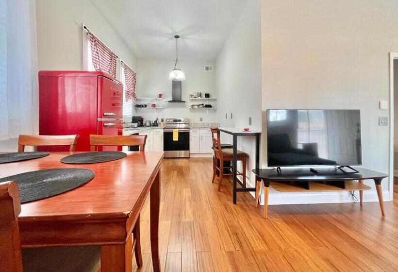 بنسيون Lovely Guesthouse In The Up And Coming Springfield