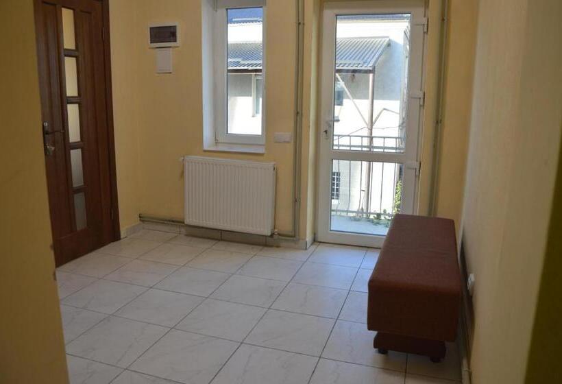Albergue хостел під фікусом