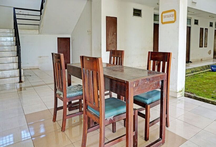 ホテル Spot On 92374 Penginapan Rusunawa