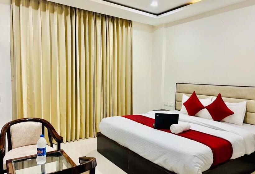 فندق The Lycoris Near Bus Stand Zirakpur On Ambala Highway