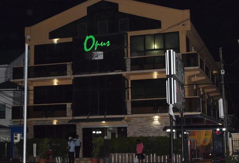 هتل Brandsville Suites