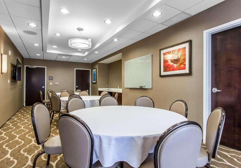 בית מלון כפרי Comfort Suites Youngstown North