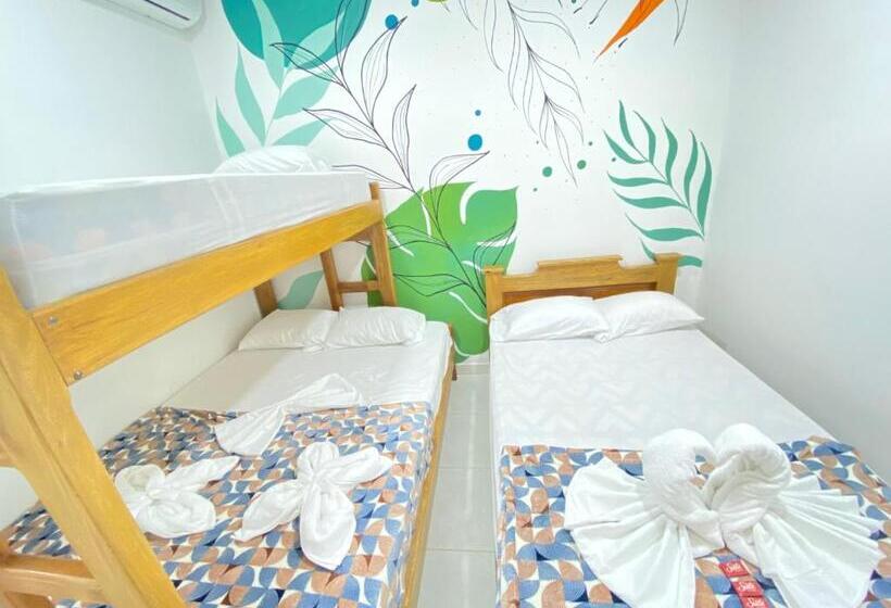 هتل Hostal Las Flores