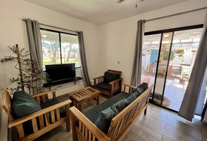 تختخواب و صبحانه Jakes On The Beach