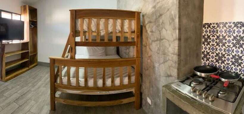 تختخواب و صبحانه Jakes On The Beach