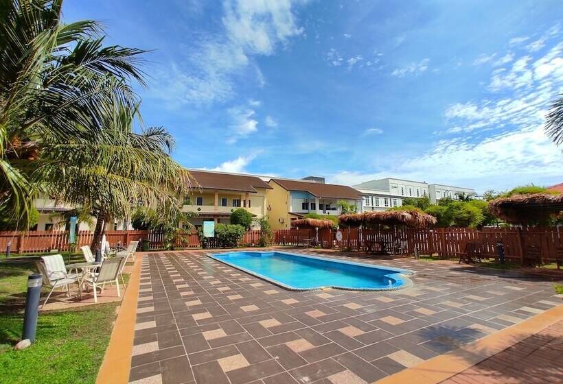 مُتل Shell Out Cenang Beach Resort