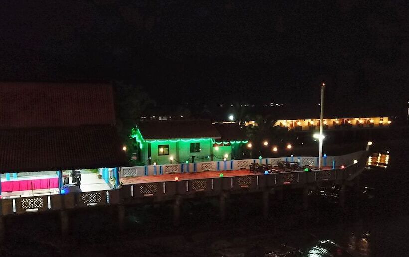 Penarak Bamboo Beach Motel