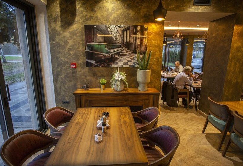 هاستل Monogramlux