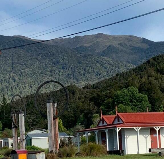 מלון כמוסות Blackball Tinyhouses
