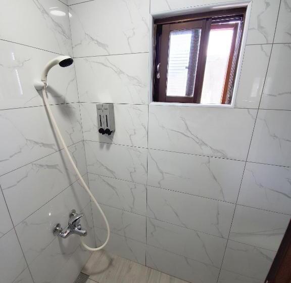 پانسیون 拉拉山周家渡假旅館