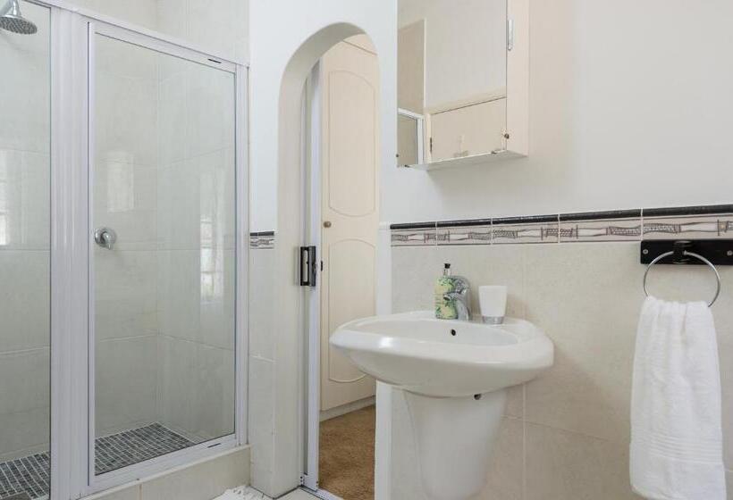 פנסיון Zesty Guesthouse