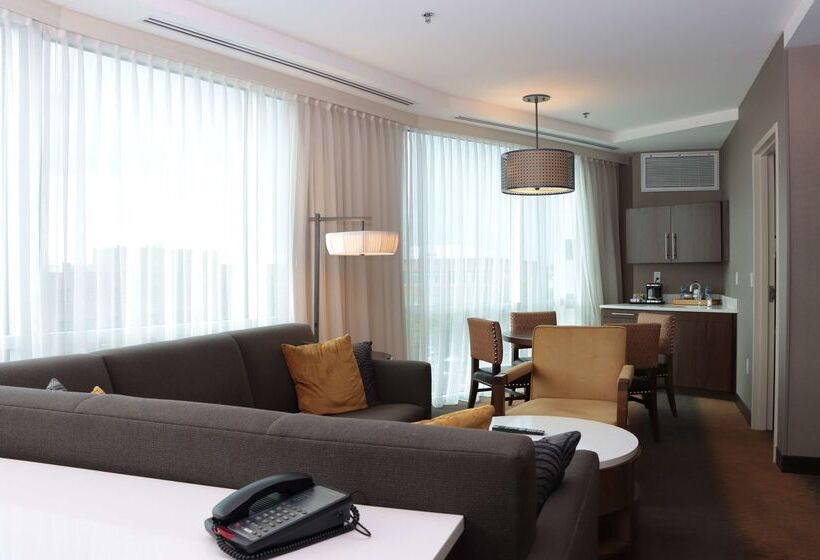 هتل Doubletree By Hilton Reading