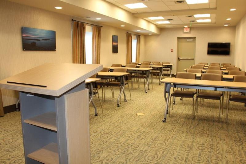 فندق Holiday Inn Express & Suites Cold Lake, An Ihg