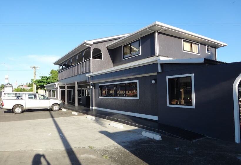 هتل Travellers Point