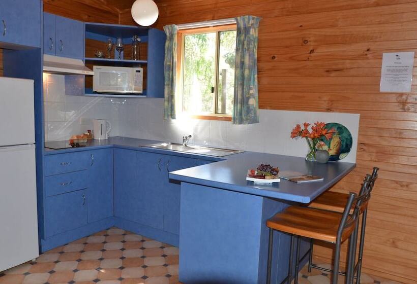 Отель Jervis Bay Cabins & Hidden Creek Campsite