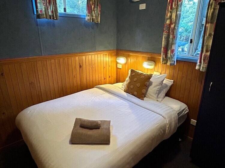 Отель Jervis Bay Cabins & Hidden Creek Campsite
