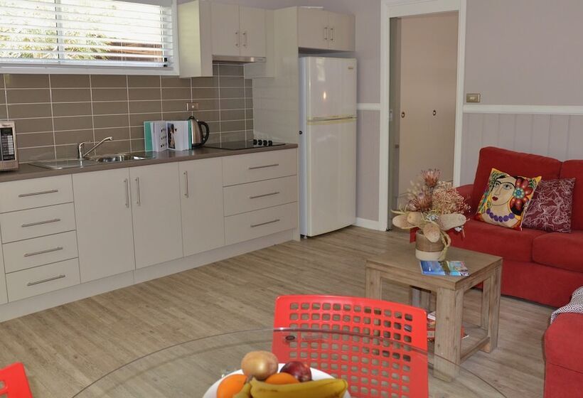 Отель Jervis Bay Cabins & Hidden Creek Campsite