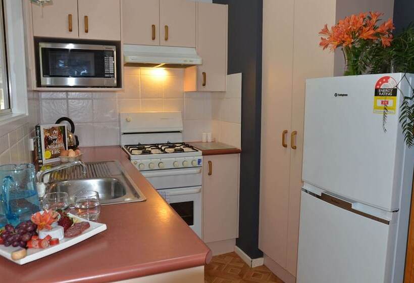 Отель Jervis Bay Cabins & Hidden Creek Campsite