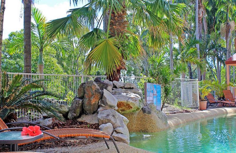 모텔 Rainbow Sands Resort