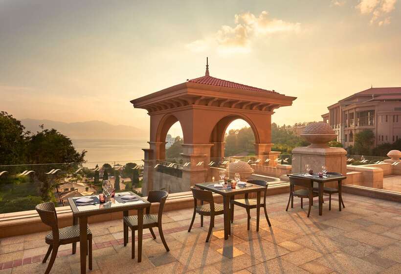 هتل Hilton Yuxi Fuxian Lake